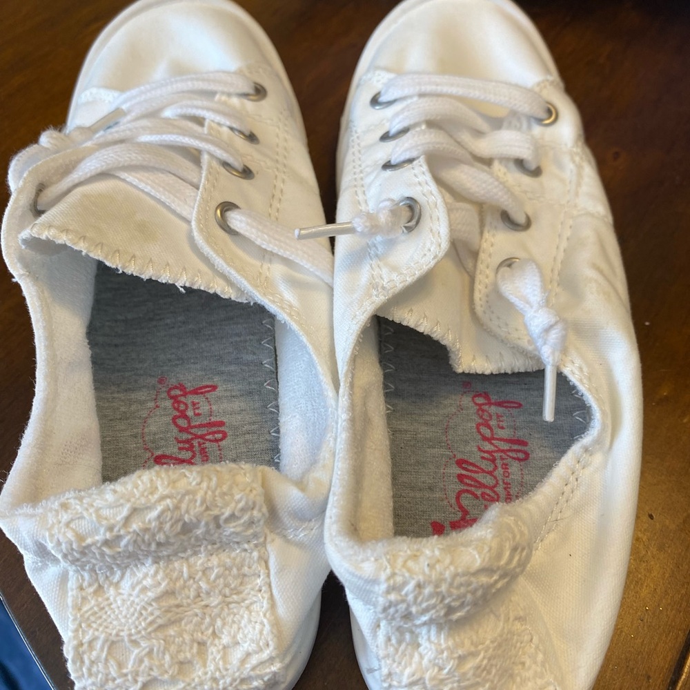 Great back to school or just knocking around. New in the box size 8!